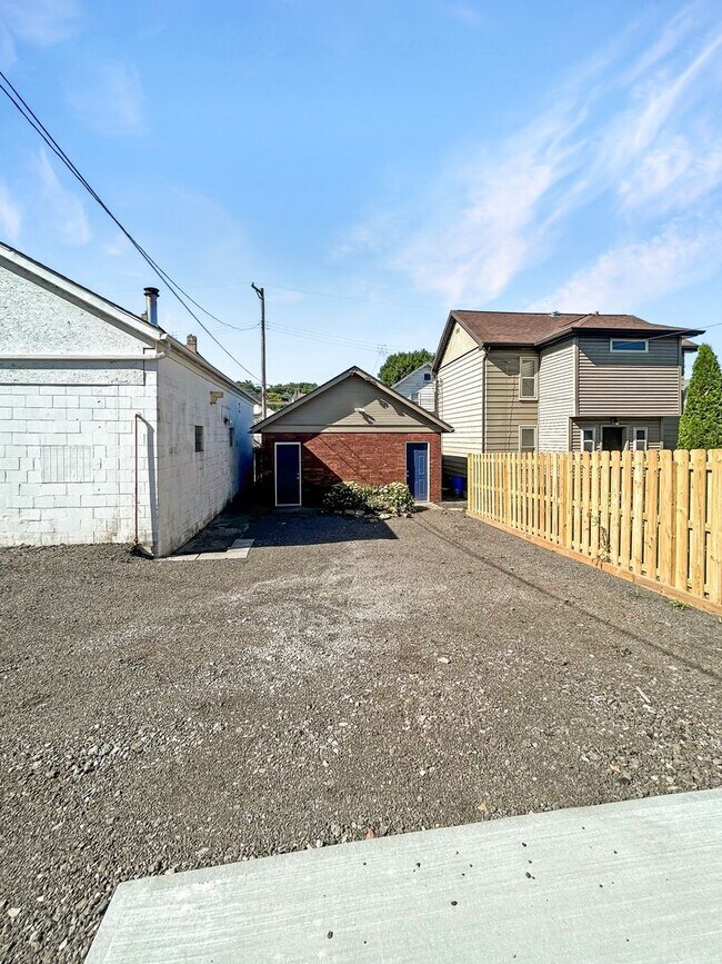 Building Photo - 1524 4th Ave