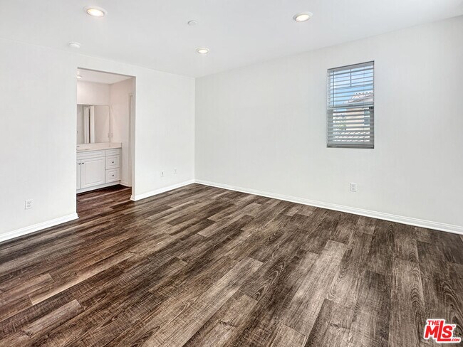 Building Photo - 27607 Sawtooth Ln