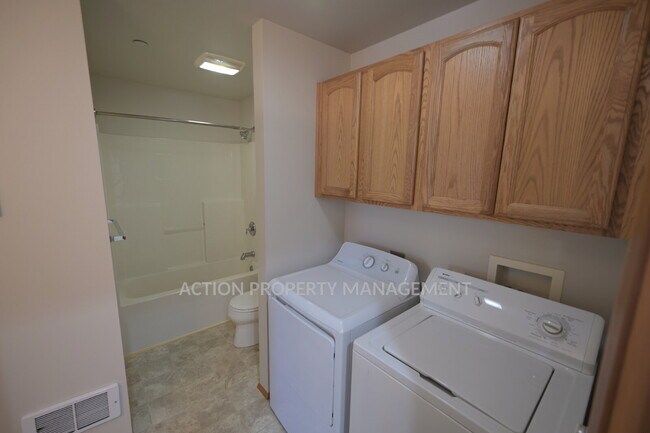 Building Photo - 2 bed 1 bath, bottom floor apartment in Port Angeles, close to Peninsula College and the Olympic ...