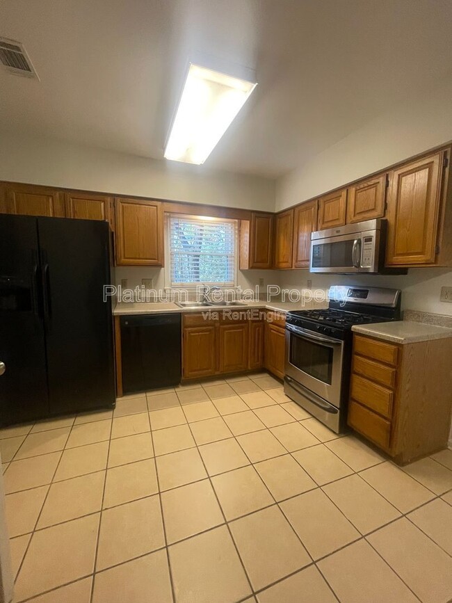 Building Photo - 940 Club Chase Ct