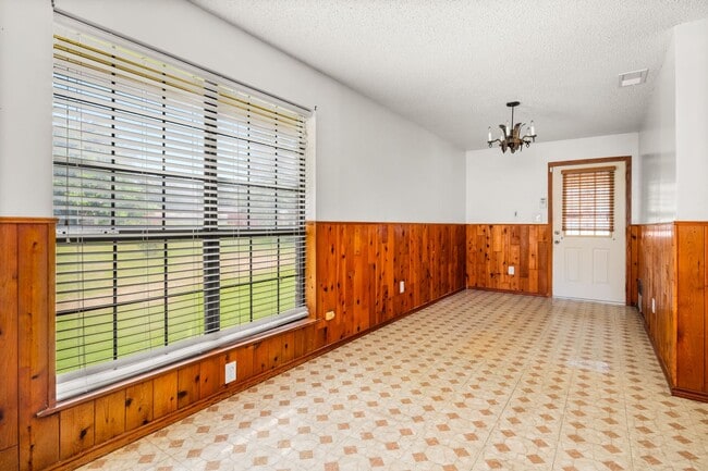 Building Photo - Check Out this 2 bed 1 bath in Alexandria