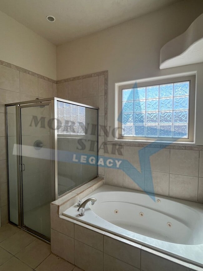 Building Photo - 3 Bedroom Home in Roadrunner Area!