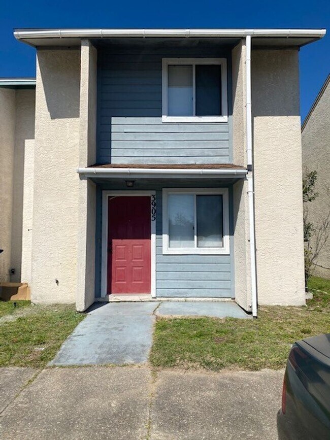 Building Photo - Cute 2 bedroom 1 1/2 bath townhome