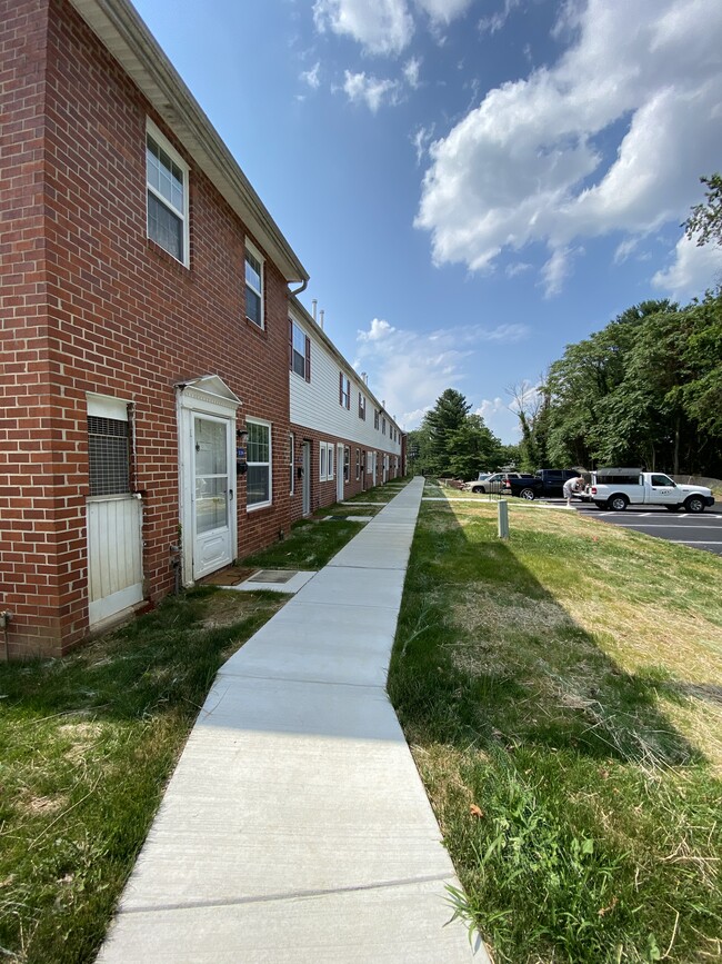 Building Photo - Catons Villas South