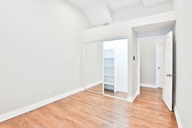 Building Photo - Gorgeous 2Bed/1bath in Logan Square! Condo Quality! In-Unit Laundry! Central Air! Stainless Steel!