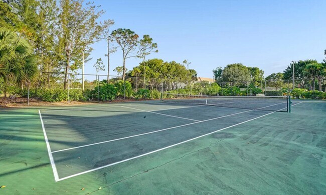 Building Photo - 1700 Crestwood Ct S