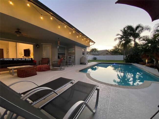 Building Photo - 8965 SW 59th Ct