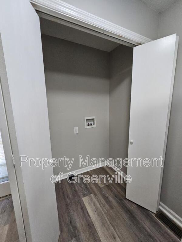 Building Photo - 355 Woodview Ave