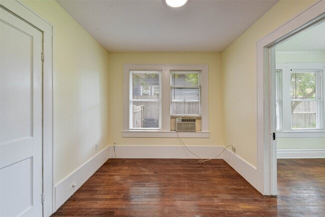 Building Photo - 1124 Algregg St