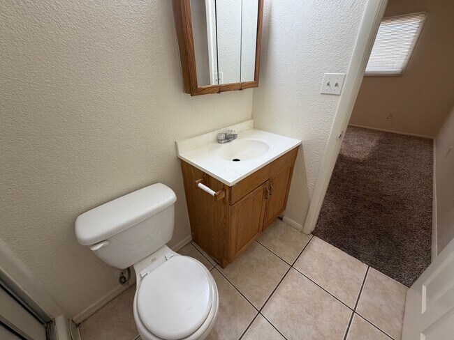 Building Photo - 3 Bed 2 Ba Condo