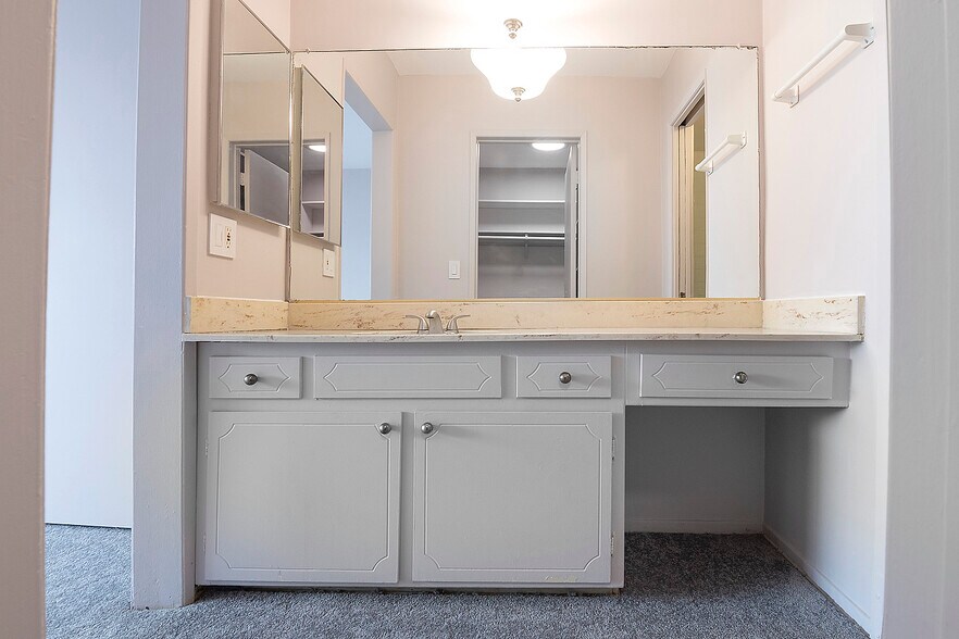 Building Photo - 1221 N Kings Rd