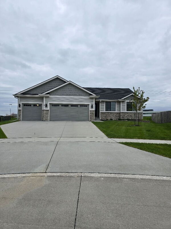 Primary Photo - 300 SE Red Fern Dr