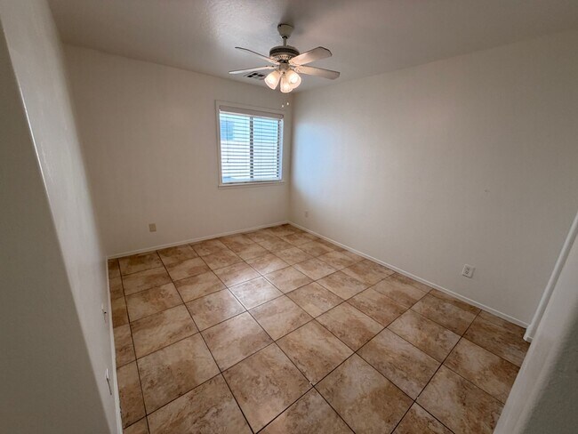 Building Photo - Spacious 3Bdm 2Ba Phoenix Home with *No Carpets* and *New Paint*