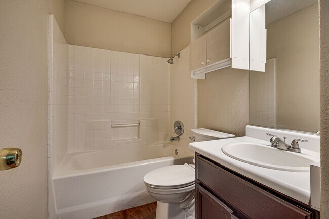 Building Photo - Beautiful 3 Bedroom, 2 Bathroom Townhouse w/ attached 1 Car Garage & Community Pool.