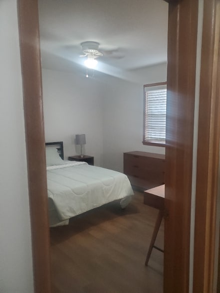 Building Photo - 1215 E Elm St