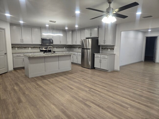 Building Photo - Spacious 4/3/2 Home with Modern Finishes and Great Location