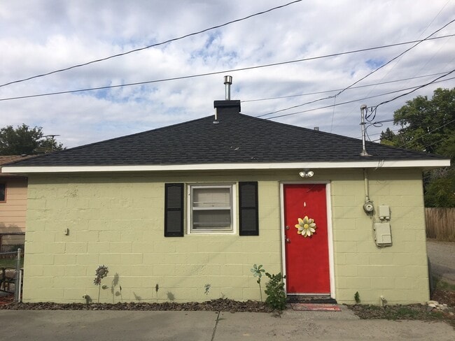 Building Photo - Adorable 1 bedroom house