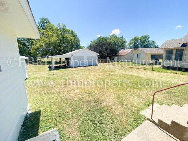 Building Photo - 603 E Lampasas St