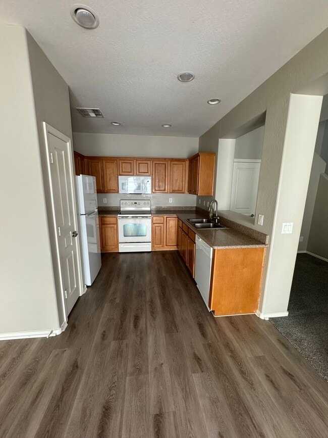 Building Photo - Beautiful 3 bedroom 2.5 bath home for Rent...