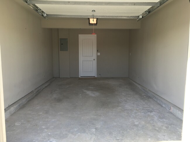 Building Photo - 3 Bed Townhome in Grain Valley