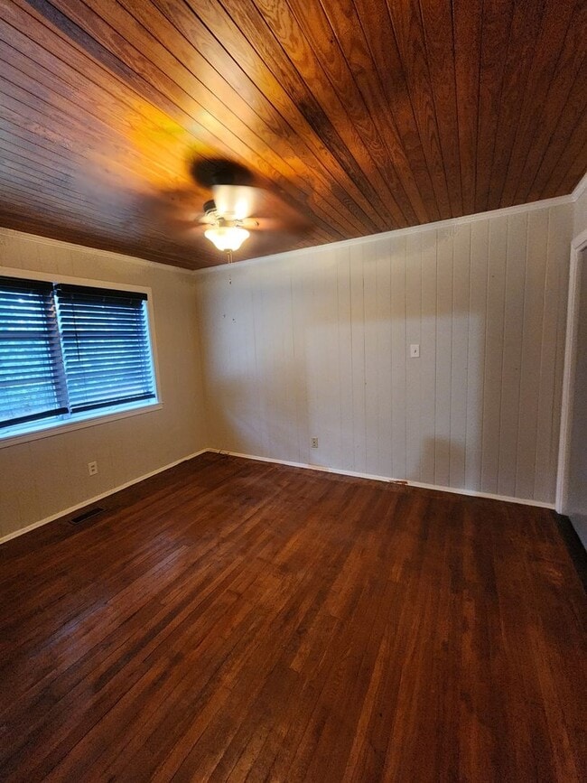 Building Photo - 1/2 Month Rent Free on Move-In! Spacious 3...