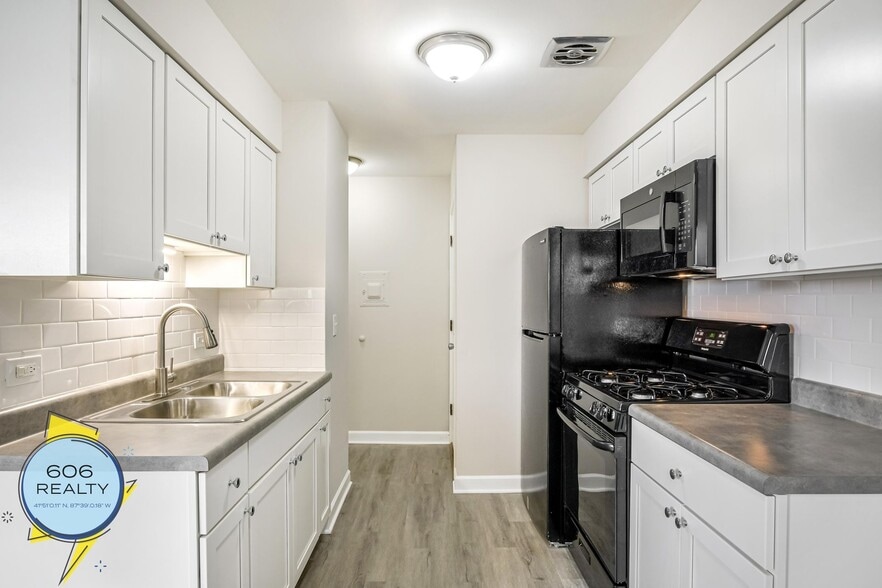 Building Photo - 3001 N Thatcher Ave