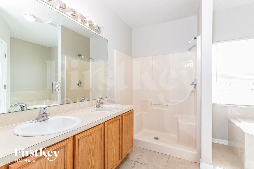 Building Photo - 927 Cannes Dr