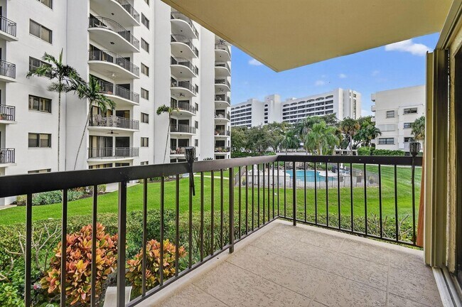 Building Photo - 372 Golfview Rd