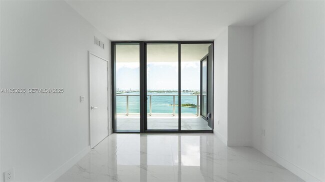 Building Photo - 700 NE 24th St