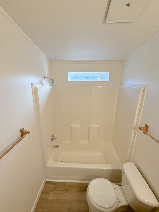 Building Photo - 3 Bedroom, 2 bath house