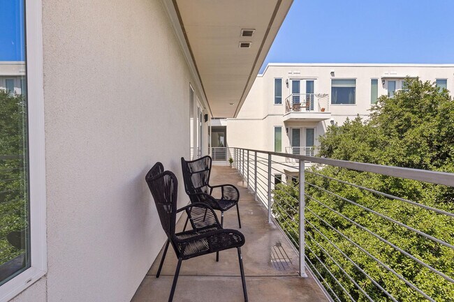 Building Photo - 5820 1/2 Cameron Road-SI FL3-ID1303393P