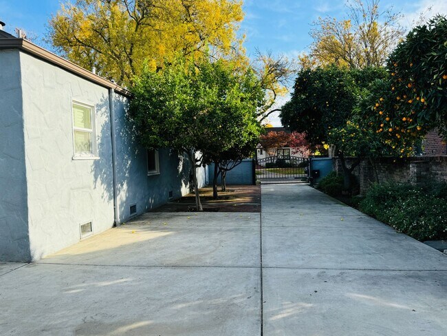 Building Photo - Charming 2 Bed, 2 Bath Home near UOP