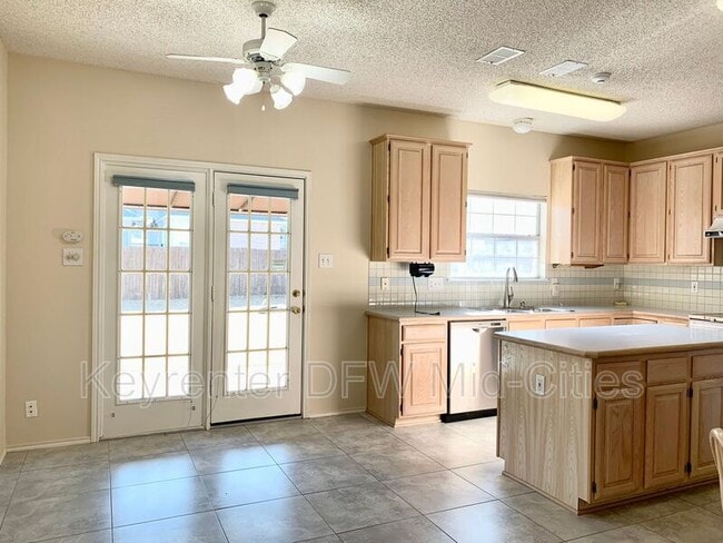 Building Photo - 2320 Kittyhawk Dr
