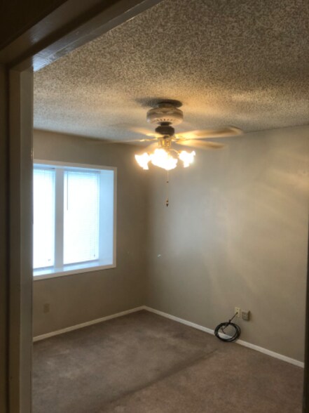 Building Photo - 413 Top Hill Dr
