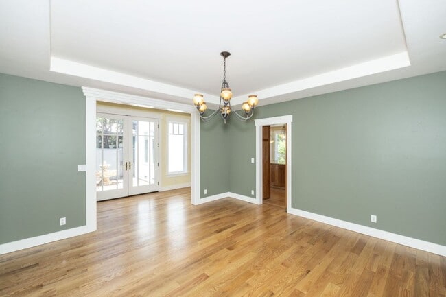 Building Photo - Lovingly Maintained 5 Bed, 3.5 Bath Execut...