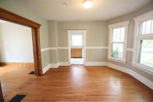 Building Photo - 142 E Northwood Ave