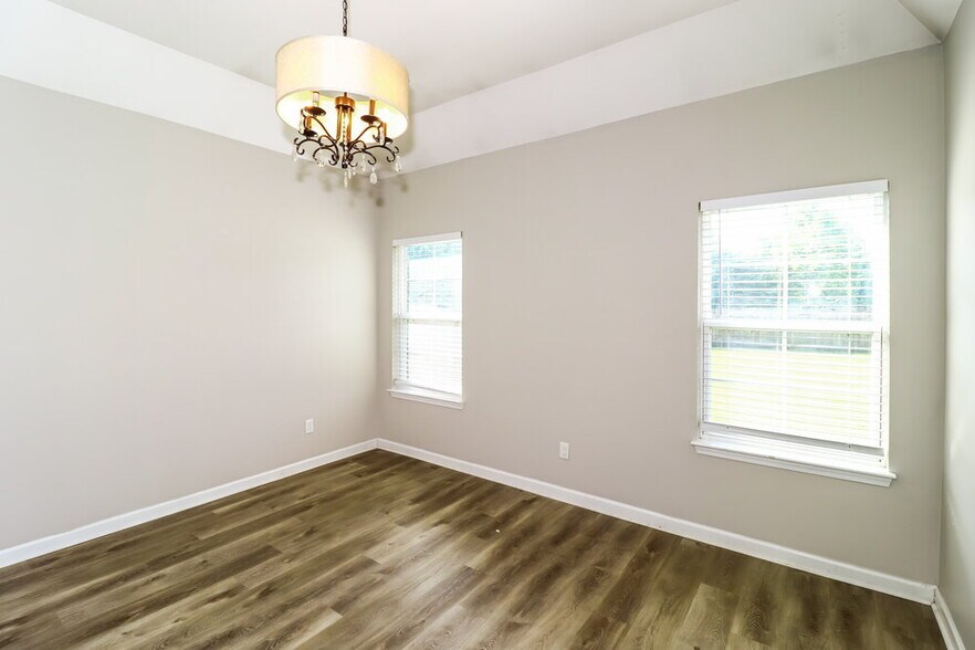 Building Photo - 3835 Dawnwood Cir W