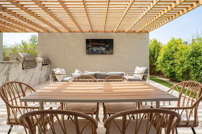 Building Photo - 18365 W Ewers Dr