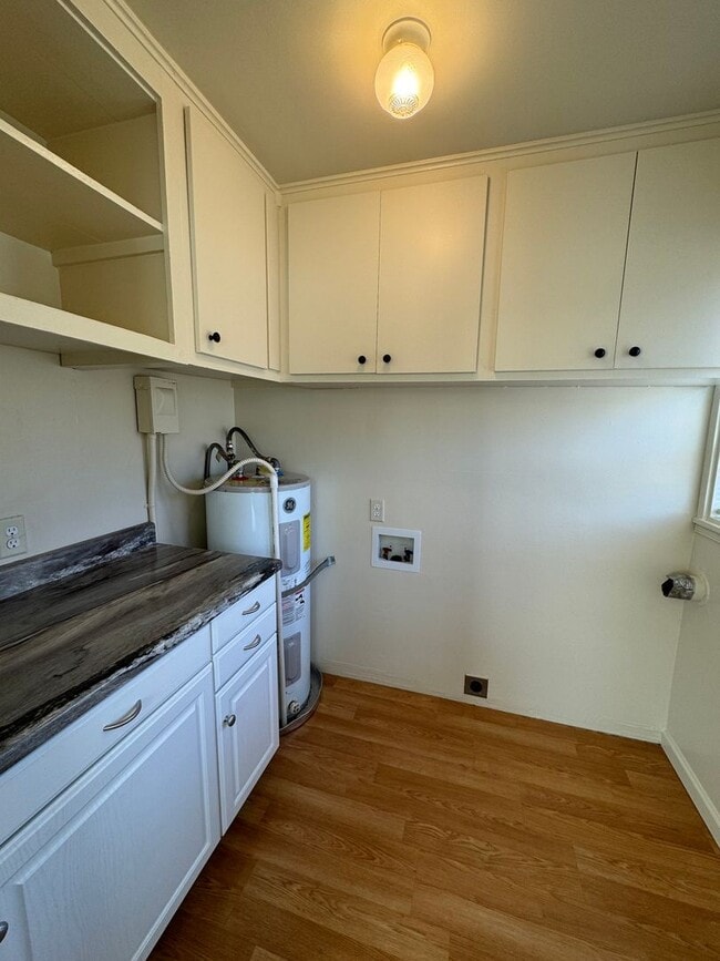 Building Photo - 915 Division St