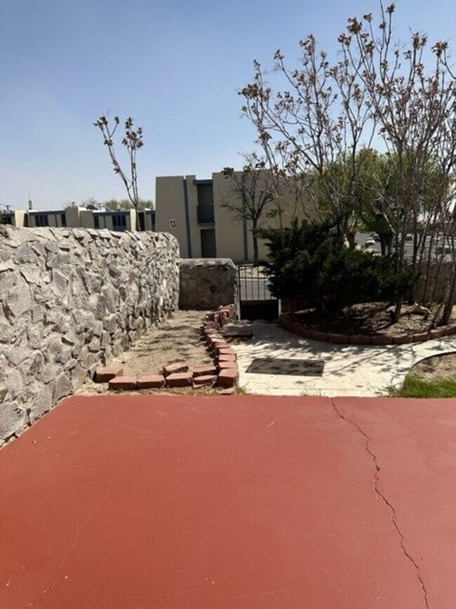 Building Photo - 2 Bed, 2 Bath Townhome