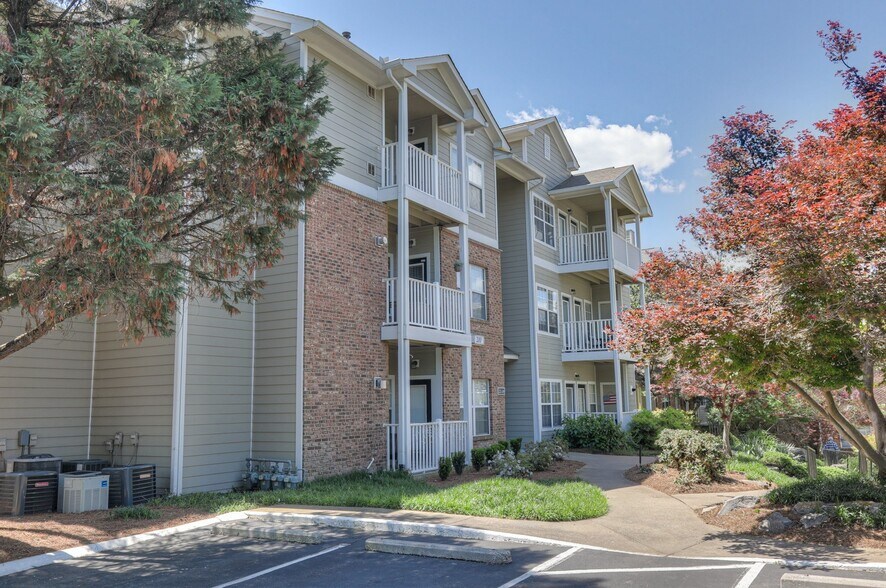 Building Photo - 2025 Woodmont Blvd