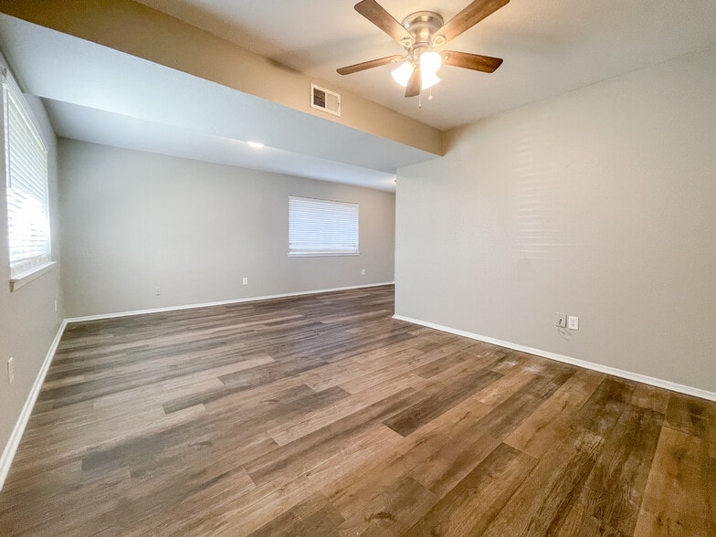 Building Photo - 407 N Bermuda St