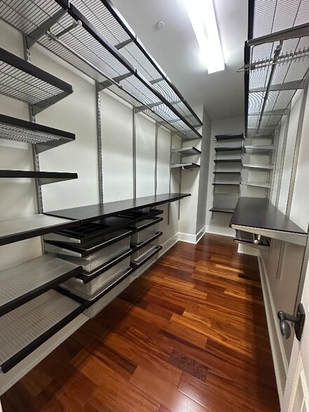 Building Photo - 300 S Gay St