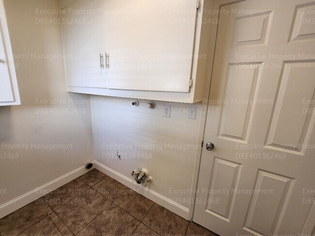 Building Photo - 3 bedroom/ 2 bathroom home located near th...