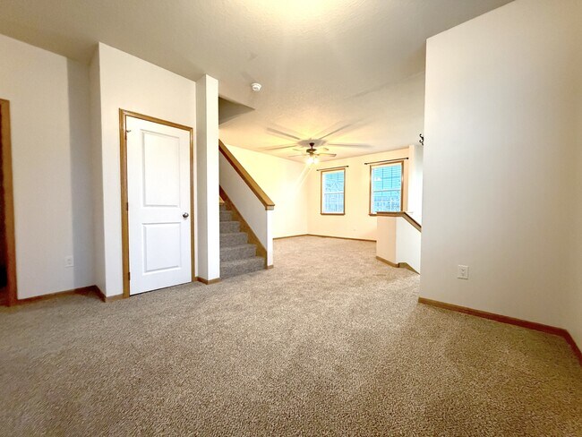 Building Photo - 1005 NE Kamies Ln