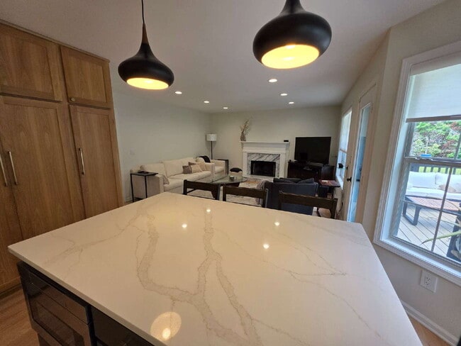 Building Photo - Stylish modern 2 story on a spacious 1 acre lot in Sharpsburg - avail Sept 1st.