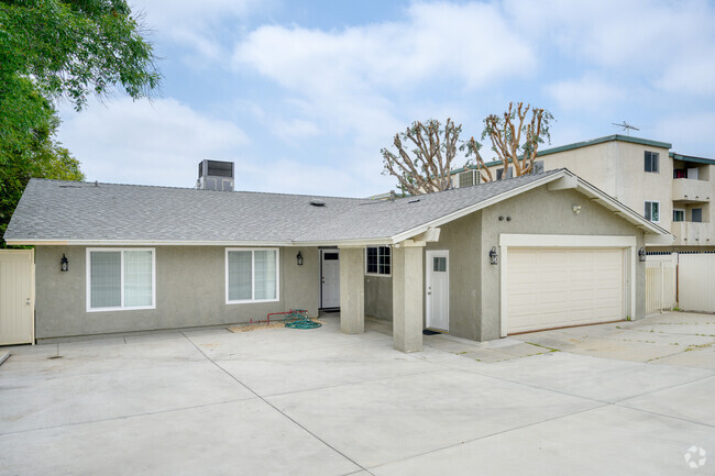Building Photo - 16132 Chatsworth St