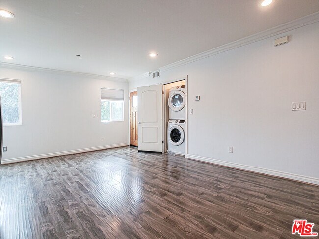 Building Photo - 963 Wilton Pl