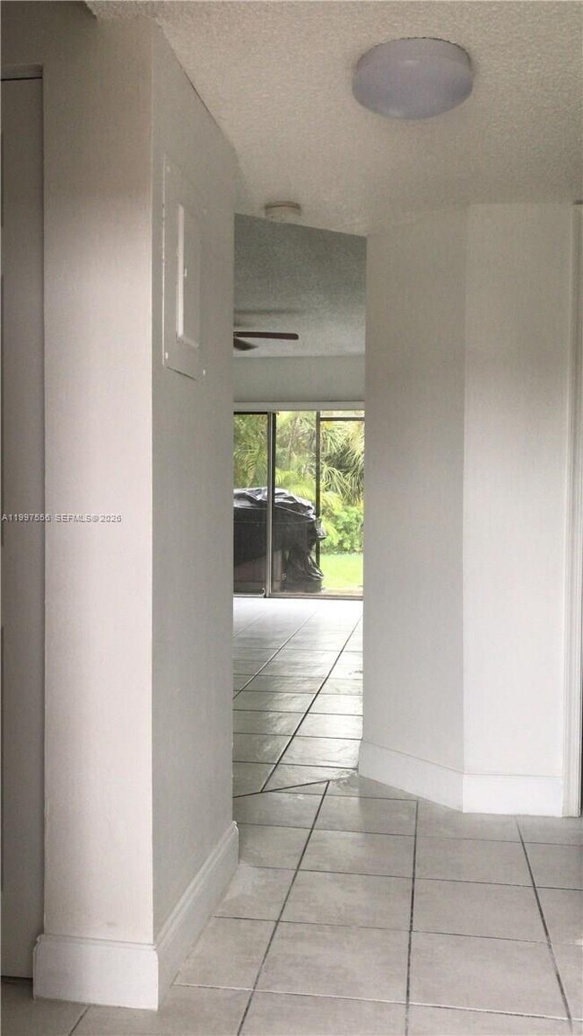 Building Photo - 10165 Twin Lakes Dr