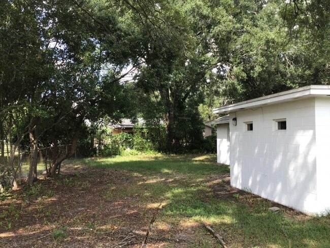 Building Photo - 717 Denton Rd